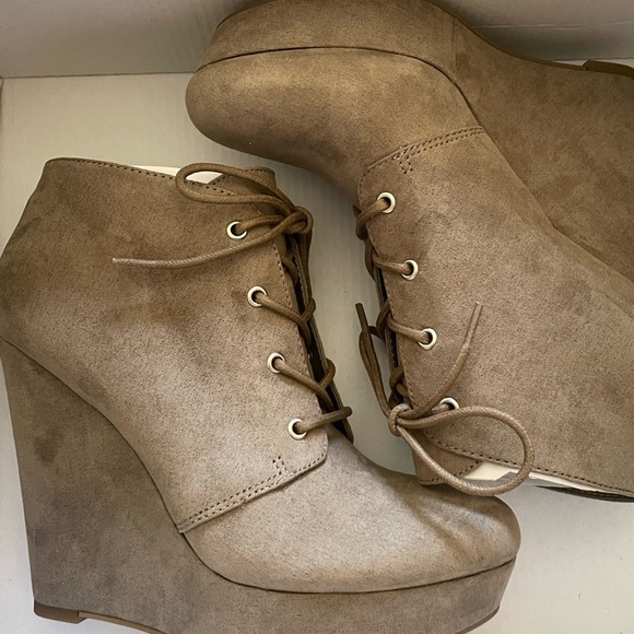 GBG Los Angeles Taupe Oxford Wedge Booties – Size 5M, 1” Platform, NIB - Picture 2 of 8